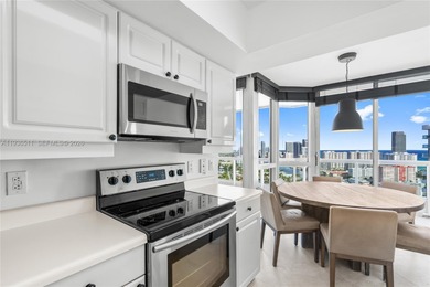 High-floor residence with northeast exposure and panoramic ocean