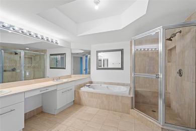 High-floor residence with northeast exposure and panoramic ocean