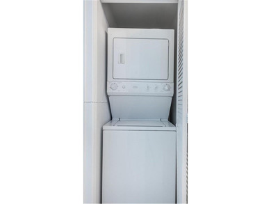 Gorgeous and spacious 2 bed 2 bath condo. High end building at