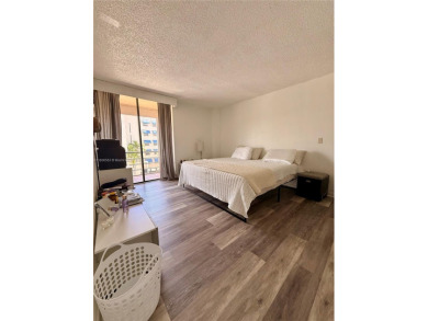 This beautifully updated and spacious split 2 beds/2 baths
