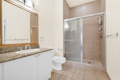 Spacious 2 bed / 2 bath condo in the heart of Aventura! Bright