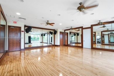 Spacious 2 bed / 2 bath condo in the heart of Aventura! Bright