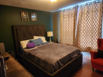 BEAUTIFUL 2BR/2BA CORNER UNIT IN MOVE-IN CONDITION, FEATURING AN