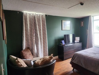 BEAUTIFUL 2BR/2BA CORNER UNIT IN MOVE-IN CONDITION, FEATURING AN