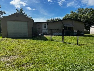 Charming 2 Bedroom, 2.5 Bathroom Mobile Home on Fenced Corner
