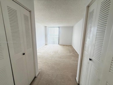 Beautiful 2/2 in heart of Aventura! This spacious unit is pet