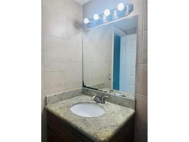 Move in ready 2/2 in nice area of North Miami. Well maintained