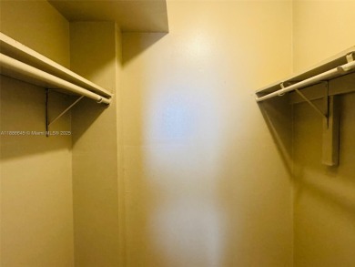 Move in ready 2/2 in nice area of North Miami. Well maintained