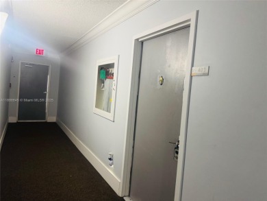 Move in ready 2/2 in nice area of North Miami. Well maintained