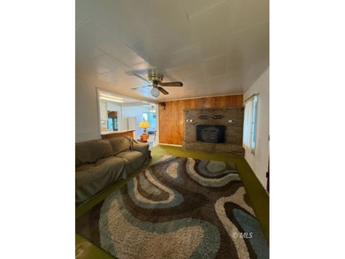 Charming 2 bedroom, 1 bath home with 916 sq.ft. on a large