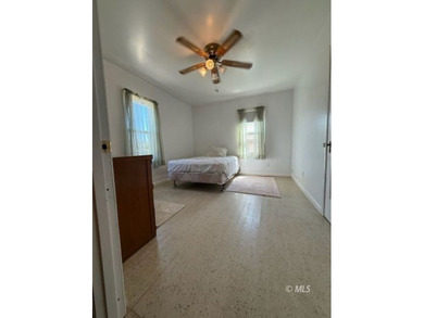 Charming 2 bedroom, 1 bath home with 916 sq.ft. on a large