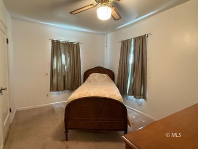 Charming 2 bedroom, 1 bath home with 916 sq.ft. on a large