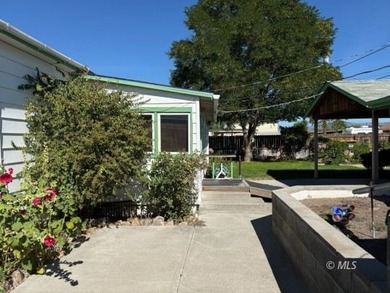 Charming 2 bedroom, 1 bath home with 916 sq.ft. on a large