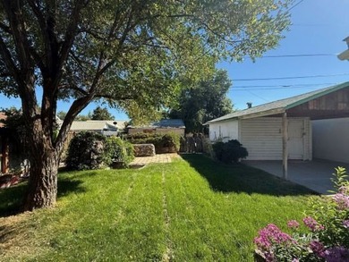 Charming 2 bedroom, 1 bath home with 916 sq.ft. on a large