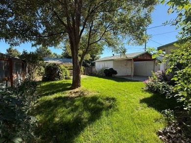 Charming 2 bedroom, 1 bath home with 916 sq.ft. on a large