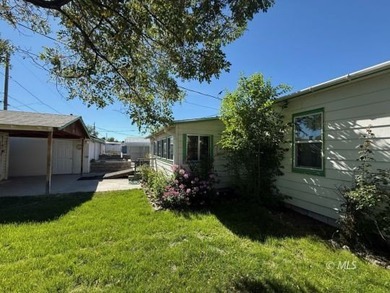 Charming 2 bedroom, 1 bath home with 916 sq.ft. on a large