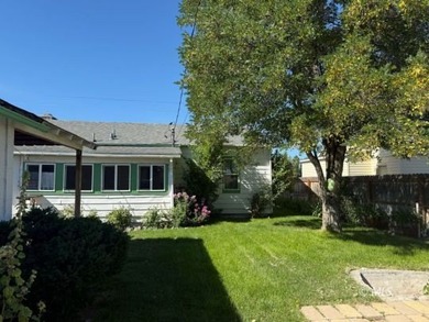 Charming 2 bedroom, 1 bath home with 916 sq.ft. on a large