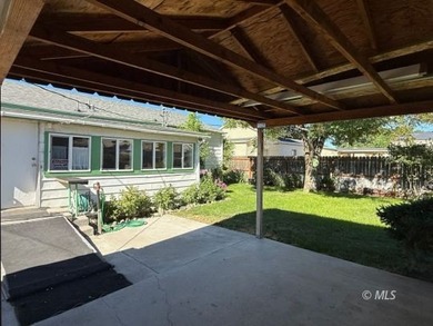 Charming 2 bedroom, 1 bath home with 916 sq.ft. on a large