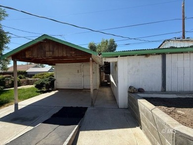 Charming 2 bedroom, 1 bath home with 916 sq.ft. on a large