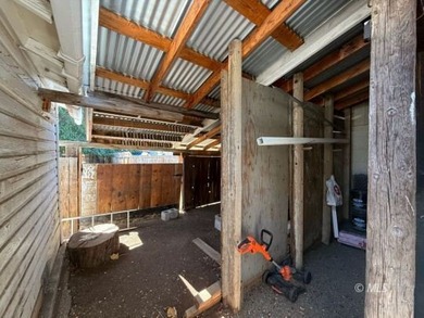 Charming 2 bedroom, 1 bath home with 916 sq.ft. on a large