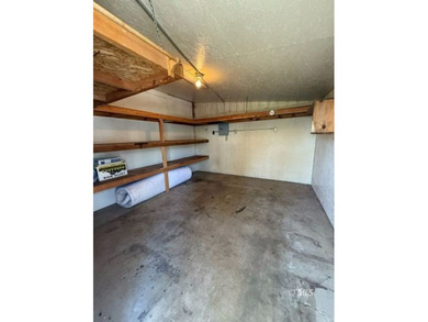 Charming 2 bedroom, 1 bath home with 916 sq.ft. on a large