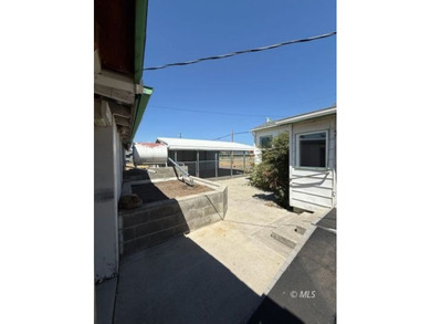 Charming 2 bedroom, 1 bath home with 916 sq.ft. on a large