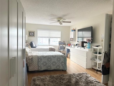 Sunrise Lakes Phase 3. A 55+Community.  1 Bed, 1.5 Bath
Enjoy