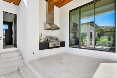 Welcome to this extraordinary newly constructed modern