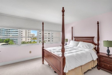 Huge 2/2.5 sundrenched corner unit sits at the canopy of the