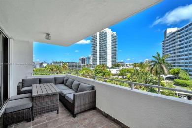 Huge 2/2.5 sundrenched corner unit sits at the canopy of the