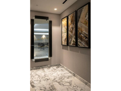 Huge 2/2.5 sundrenched corner unit sits at the canopy of the