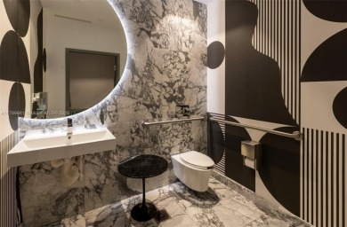 Huge 2/2.5 sundrenched corner unit sits at the canopy of the