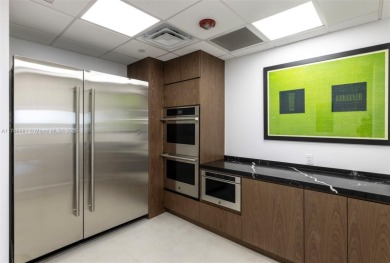 Huge 2/2.5 sundrenched corner unit sits at the canopy of the