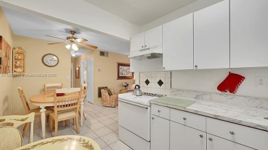 Well kept condo 1 bedroom 2 bathrooms in the heart of Hollywood