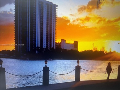 CORNER 2BED/2BATH SPACIOUS UNIT WITH PANORAMIC WATER VIEW