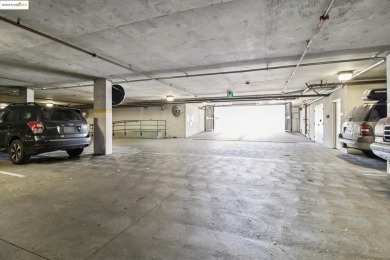 Enjoy luxury living in the heart of Emeryville! Beautiful 1