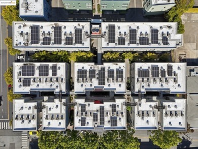 Enjoy luxury living in the heart of Emeryville! Beautiful 1