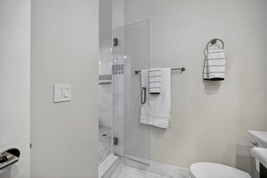 One or more photo(s) has been virtually staged. This is more