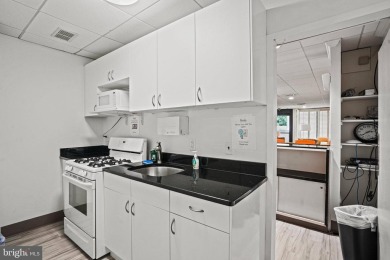 ALL UTILITIES INCLUDED Live in Style at the Center of It All -