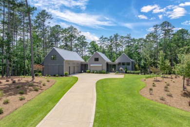 You'll find classic elegance in this transitional-style lake