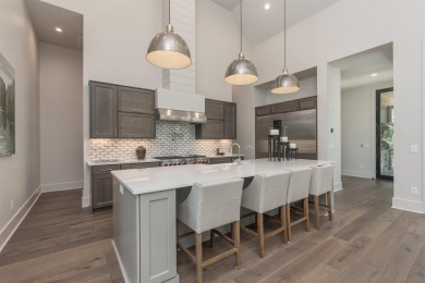 You'll find classic elegance in this transitional-style lake