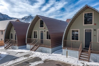 Brand-new 2024 five-unit multifamily property in the heart of