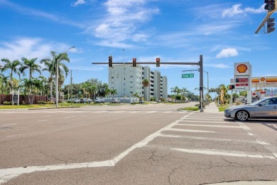 Light and fresh, renovated, ready to move in. This one-bedroom