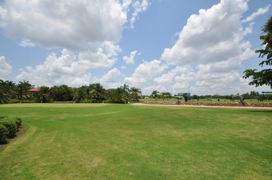 Enjoy the Florida lifestyle in this gorgeous 1st-floor condo in