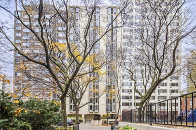 Updated and spacious Gold Coast studio with Dearborn Street