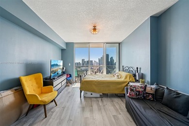 Experience 42nd-floor living with stunning, unobstructed views