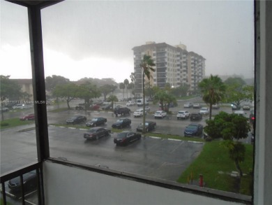 Must-see condo in Inverrary at a great price! AND LOCATION  2/2