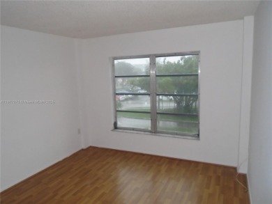 Must-see condo in Inverrary at a great price! AND LOCATION  2/2