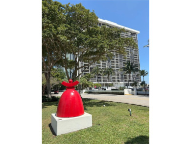 1 bed / 1.5 bath in the heart of Brickell. Unit has a large
