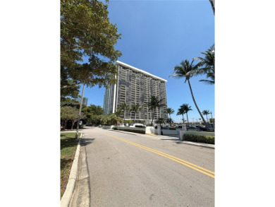 1 bed / 1.5 bath in the heart of Brickell. Unit has a large